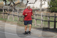 PEOPLE - Matthew McConaughey joggt am Meer entlang