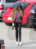 PEOPLE - Dylan Brosnan trägt ein Retro-Wolljäckchen