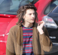 PEOPLE - Dylan Brosnan trägt ein Retro-Wolljäckchen