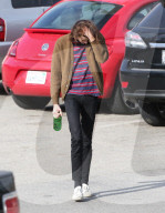 PEOPLE - Dylan Brosnan trägt ein Retro-Wolljäckchen