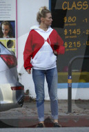 PEOPLE - January Jones sieht aus wie Santa Claus