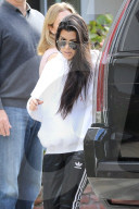 PEOPLE - Kourtney Kardashian trägt ein F...-Hoodie