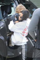 PEOPLE - Kourtney Kardashian trägt ein F...-Hoodie