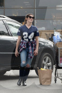 PEOPLE - Ashley Greene macht Grosseinkäufe