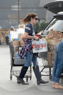 PEOPLE - Ashley Greene macht Grosseinkäufe