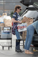 PEOPLE - Ashley Greene macht Grosseinkäufe