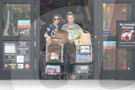 PEOPLE - Ashley Greene macht Grosseinkäufe
