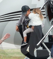 PEOPLE - Scott Disick verlässt mit seinen Kindern den Privatjet