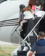PEOPLE - Scott Disick verlässt mit seinen Kindern den Privatjet