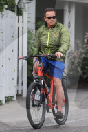PEOPLE - Arnold Schwarzenegger radelt mit Gips durch Santa Monica