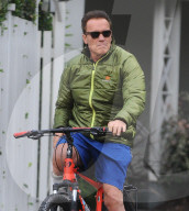PEOPLE - Arnold Schwarzenegger radelt mit Gips durch Santa Monica