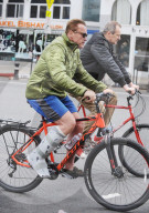 PEOPLE - Arnold Schwarzenegger radelt mit Gips durch Santa Monica