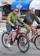 PEOPLE - Arnold Schwarzenegger radelt mit Gips durch Santa Monica