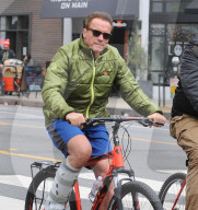 PEOPLE - Arnold Schwarzenegger radelt mit Gips durch Santa Monica