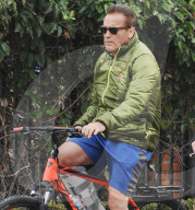 PEOPLE - Arnold Schwarzenegger radelt mit Gips durch Santa Monica