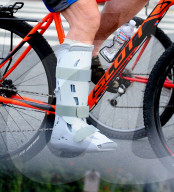 PEOPLE - Arnold Schwarzenegger radelt mit Gips durch Santa Monica