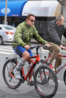 PEOPLE - Arnold Schwarzenegger radelt mit Gips durch Santa Monica
