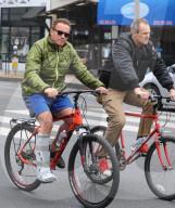 PEOPLE - Arnold Schwarzenegger radelt mit Gips durch Santa Monica