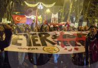 NEWS - Anti-Terror Proteste in Istanbul - Fussballfans marschieren zum Stadion