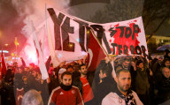 NEWS - Anti-Terror Proteste in Istanbul - Fussballfans marschieren zum Stadion