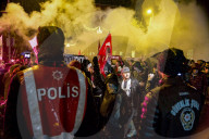 NEWS - Anti-Terror Proteste in Istanbul - Fussballfans marschieren zum Stadion
