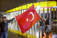 NEWS - Anti-Terror Proteste in Istanbul - Fussballfans marschieren zum Stadion