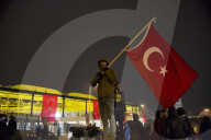 NEWS - Anti-Terror Proteste in Istanbul - Fussballfans marschieren zum Stadion