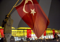 NEWS - Anti-Terror Proteste in Istanbul - Fussballfans marschieren zum Stadion