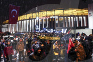 NEWS - Anti-Terror Proteste in Istanbul - Fussballfans marschieren zum Stadion