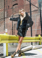 PEOPLE - Hailey Baldwin wirbt für Eleven Paris