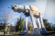 FEATURE - Riesiger Star Wars AT-ACT Imperial Walker im Garten