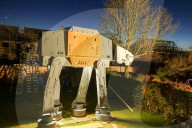 FEATURE - Riesiger Star Wars AT-ACT Imperial Walker im Garten
