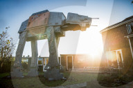 FEATURE - Riesiger Star Wars AT-ACT Imperial Walker im Garten