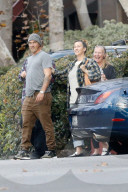 EXKLUSIV - Alanis Morisette geht mit ihrer Familie zum Lunch in LA