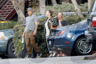 EXKLUSIV - Alanis Morisette geht mit ihrer Familie zum Lunch in LA