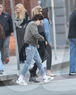 EXKLUSIV - Kristen Stewart verletzt mit Stella Maxwell in Savannah unterwegs 