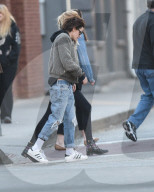 EXKLUSIV - Kristen Stewart verletzt mit Stella Maxwell in Savannah unterwegs 