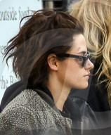 EXKLUSIV - Kristen Stewart verletzt mit Stella Maxwell in Savannah unterwegs 