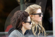 EXKLUSIV - Kristen Stewart verletzt mit Stella Maxwell in Savannah unterwegs 