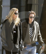 EXKLUSIV - Kristen Stewart verletzt mit Stella Maxwell in Savannah unterwegs 