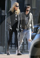 EXKLUSIV - Kristen Stewart verletzt mit Stella Maxwell in Savannah unterwegs 