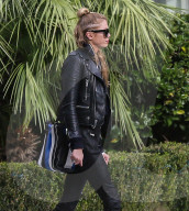 EXKLUSIV - Kristen Stewart verletzt mit Stella Maxwell in Savannah unterwegs 