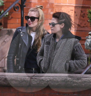 EXKLUSIV - Kristen Stewart verletzt mit Stella Maxwell in Savannah unterwegs 