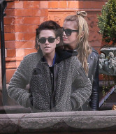 EXKLUSIV - Kristen Stewart verletzt mit Stella Maxwell in Savannah unterwegs 