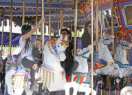 EXKLUSIV - Kourtney Kardashian reitet mit Mason auf dem Karussell im Disneyland