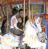 EXKLUSIV - Kourtney Kardashian reitet mit Mason auf dem Karussell im Disneyland