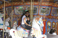 EXKLUSIV - Kourtney Kardashian reitet mit Mason auf dem Karussell im Disneyland