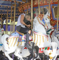 EXKLUSIV - Kourtney Kardashian reitet mit Mason auf dem Karussell im Disneyland