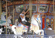 EXKLUSIV - Kourtney Kardashian reitet mit Mason auf dem Karussell im Disneyland