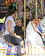 EXKLUSIV - Kourtney Kardashian reitet mit Mason auf dem Karussell im Disneyland